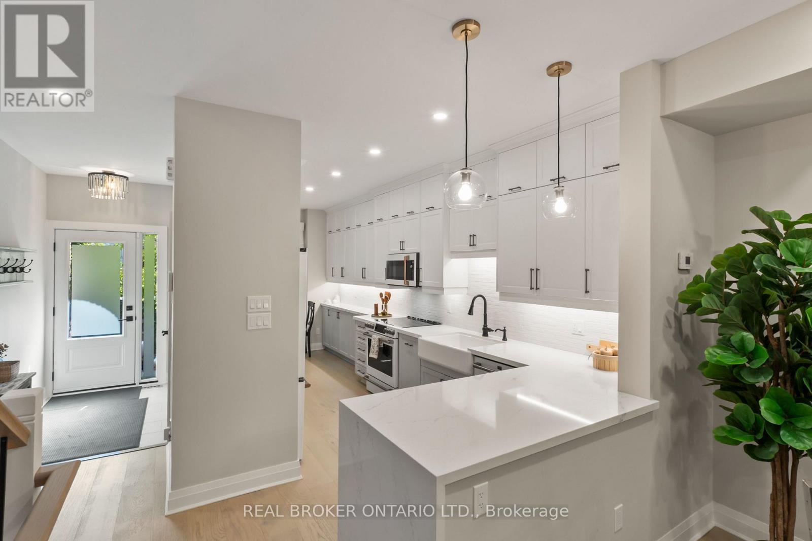 12 St. James Court, Toronto (cabbagetown-south St. James Town), Ontario