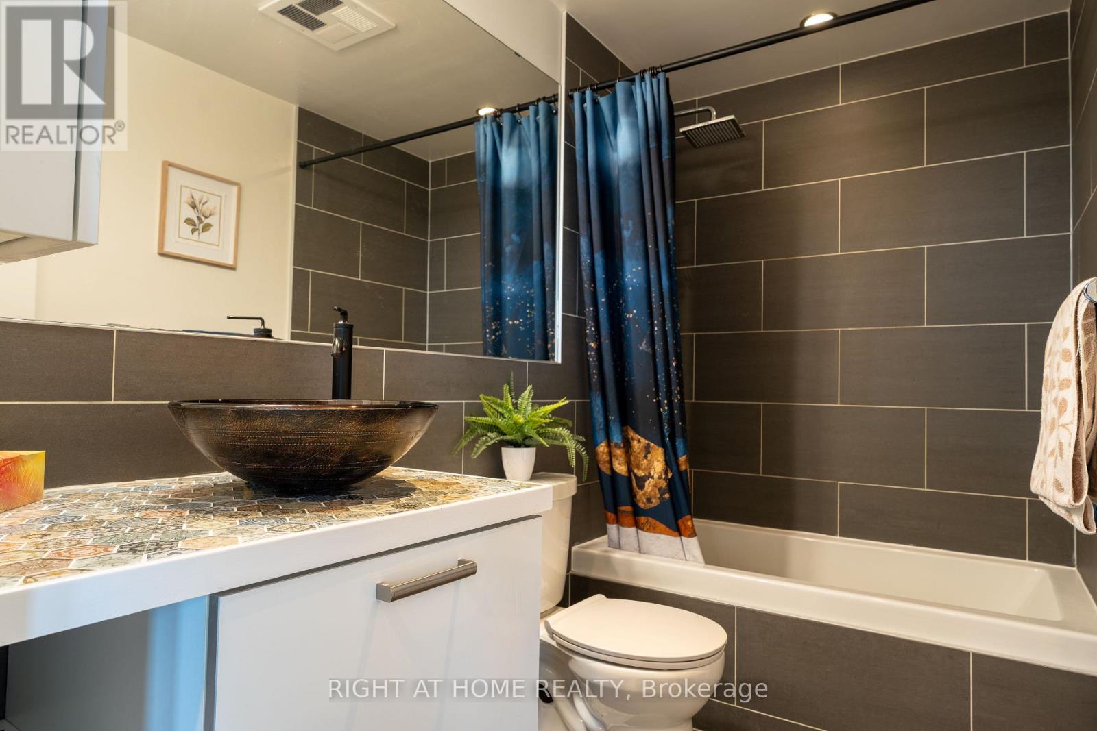 702 - 1201 Dundas Street E, Toronto (south Riverdale), Ontario