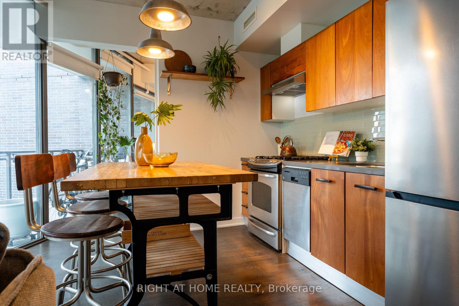 702 - 1201 Dundas Street E, Toronto (south Riverdale), Ontario