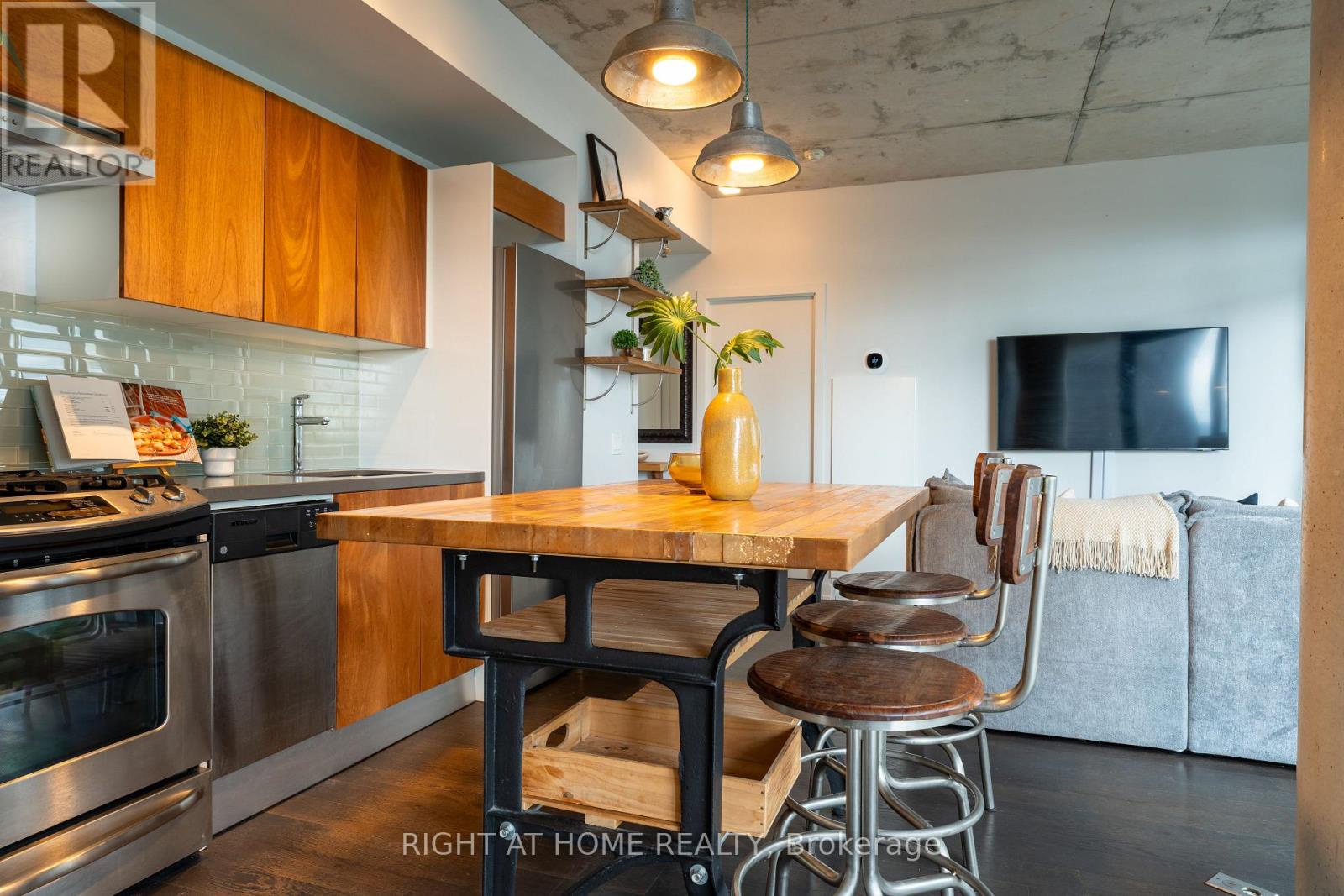 702 - 1201 Dundas Street E, Toronto (south Riverdale), Ontario