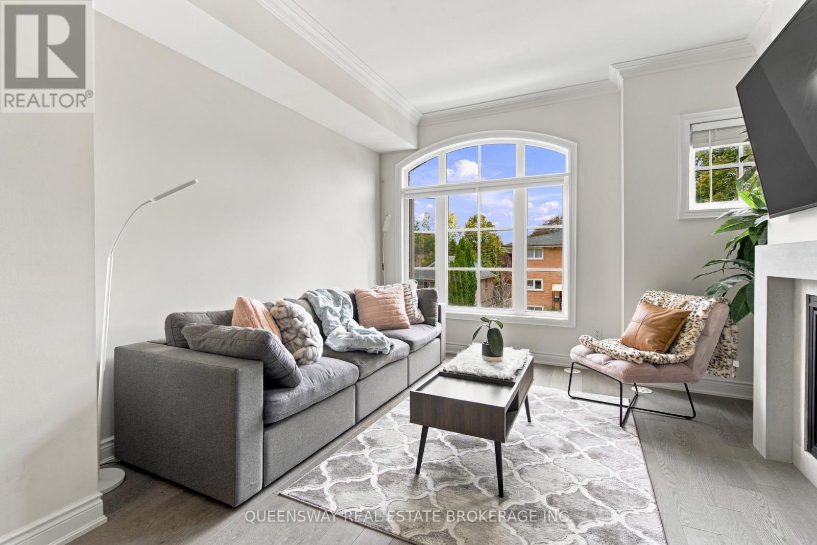 37 Twenty Ninth Street, Toronto (long Branch), Ontario