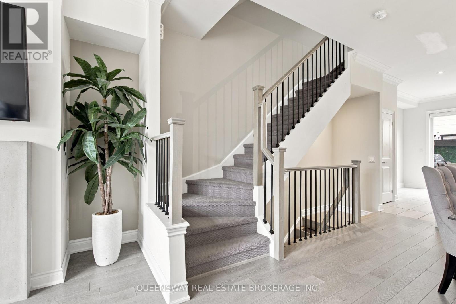 37 Twenty Ninth Street, Toronto (long Branch), Ontario