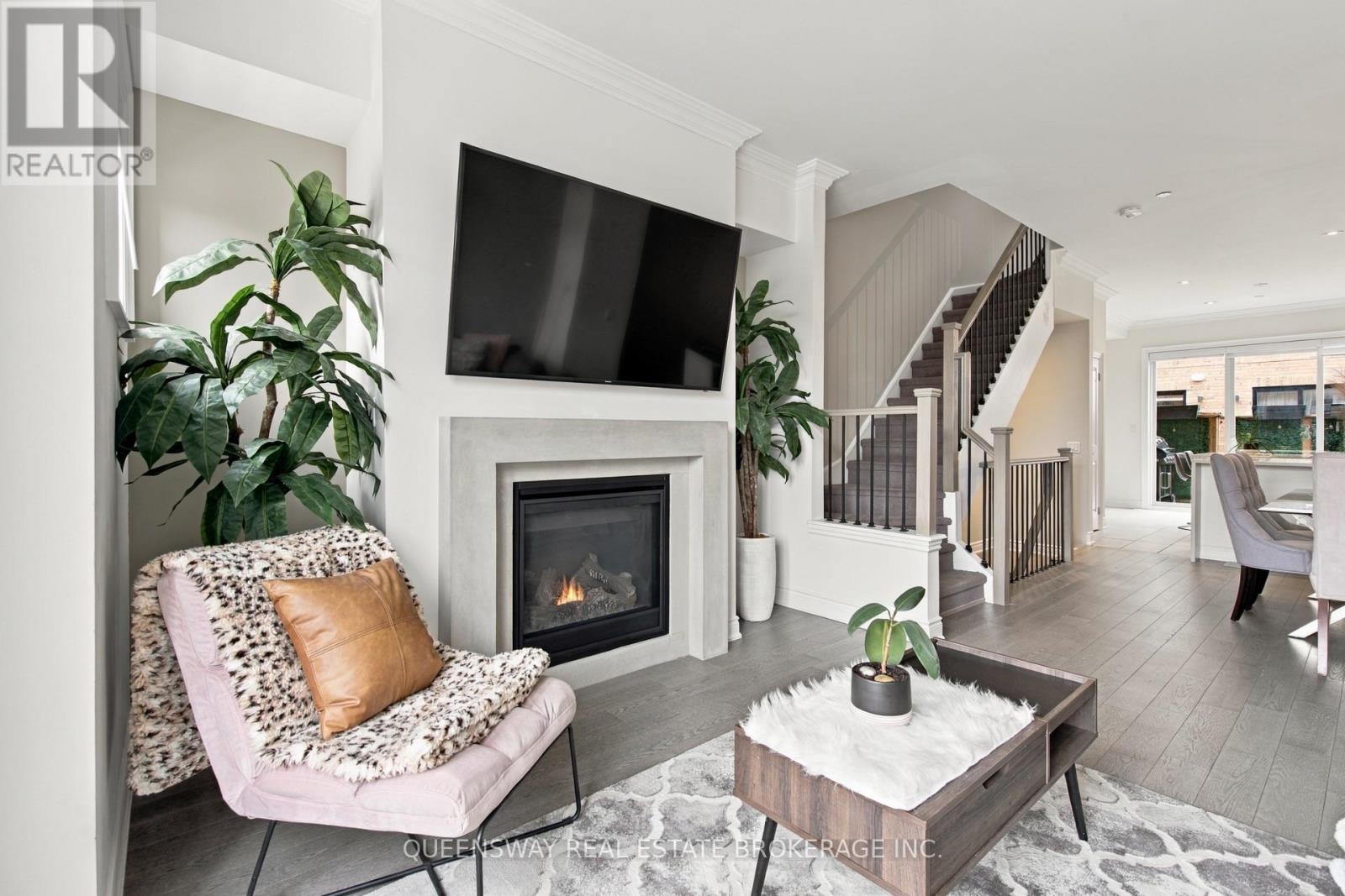37 Twenty Ninth Street, Toronto (long Branch), Ontario
