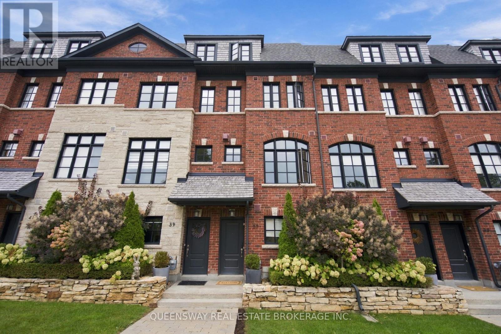 37 Twenty Ninth Street, Toronto (long Branch), Ontario