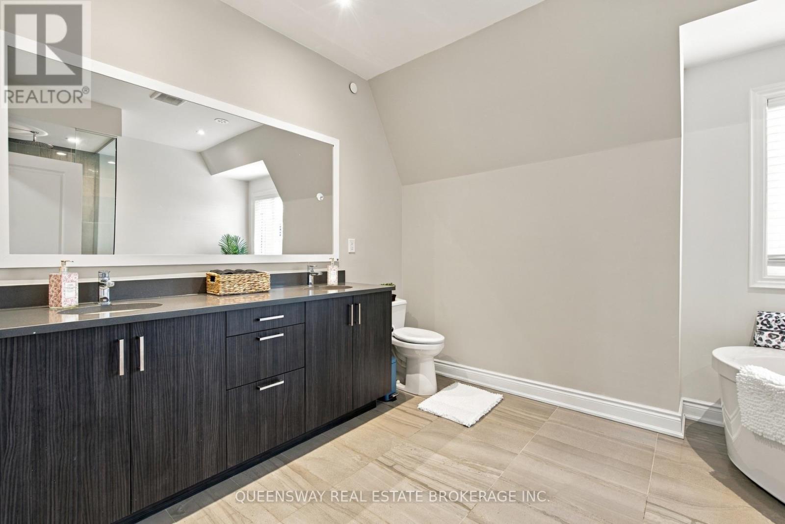 37 Twenty Ninth Street, Toronto (long Branch), Ontario