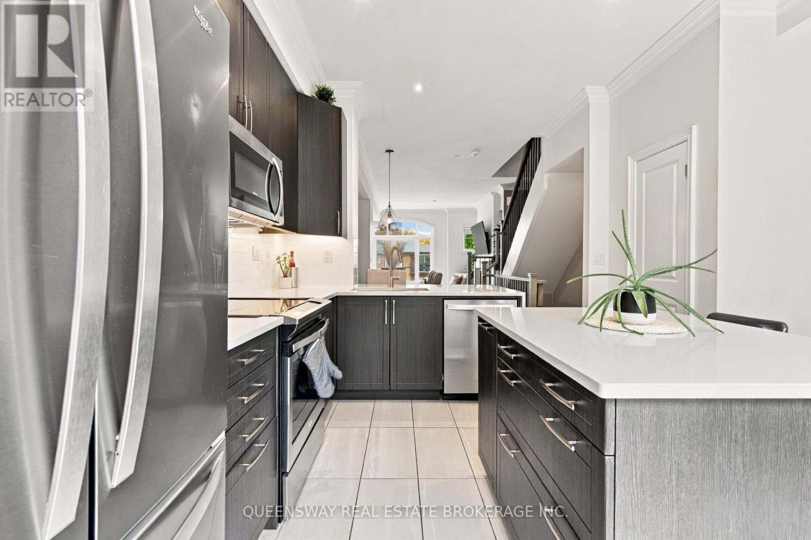 37 Twenty Ninth Street, Toronto (long Branch), Ontario