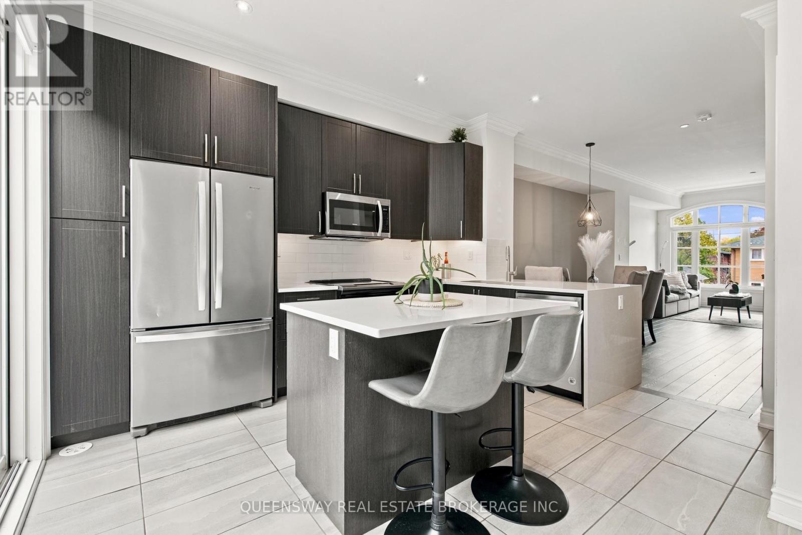 37 Twenty Ninth Street, Toronto (long Branch), Ontario