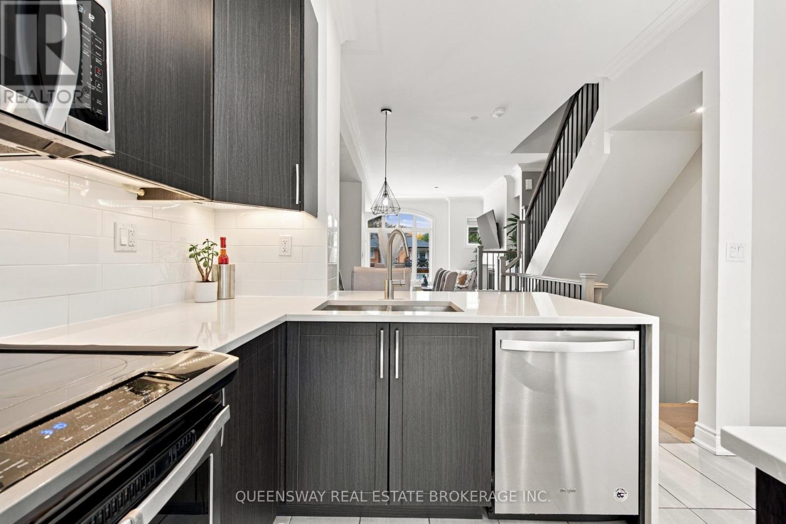 37 Twenty Ninth Street, Toronto (long Branch), Ontario