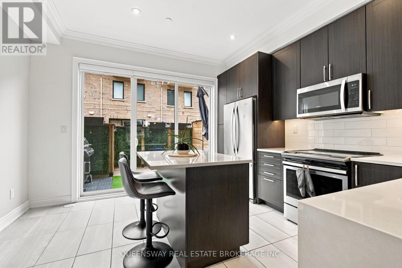 37 Twenty Ninth Street, Toronto (long Branch), Ontario