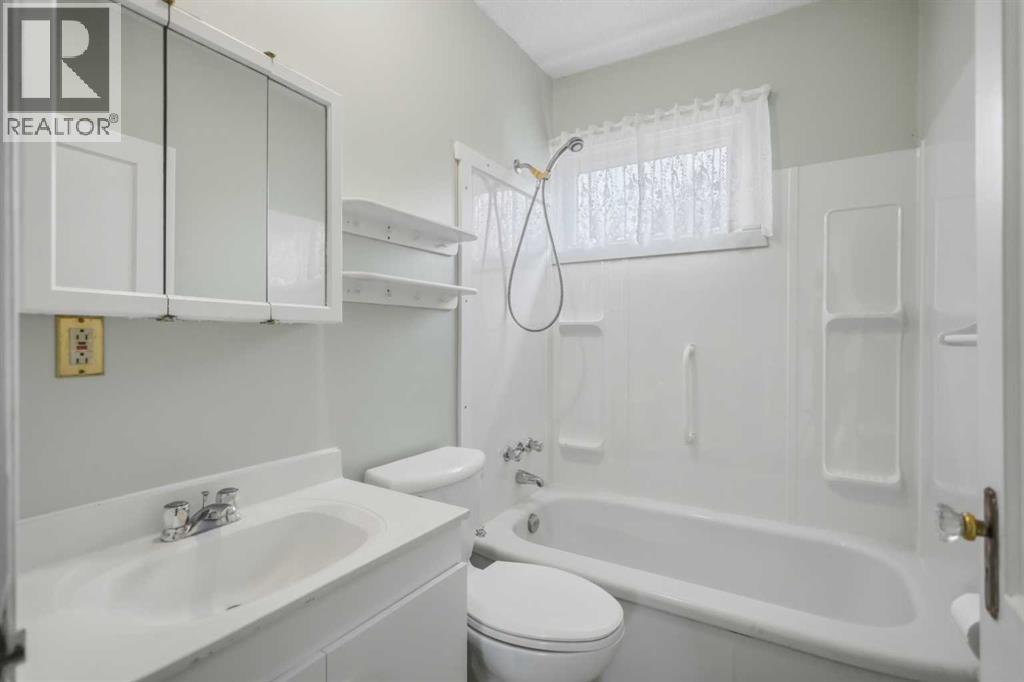 5112 47 Avenue, Ponoka, Alberta