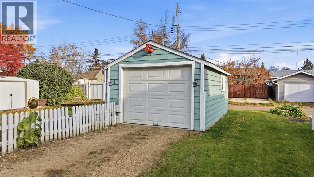 5112 47 Avenue, Ponoka, Alberta