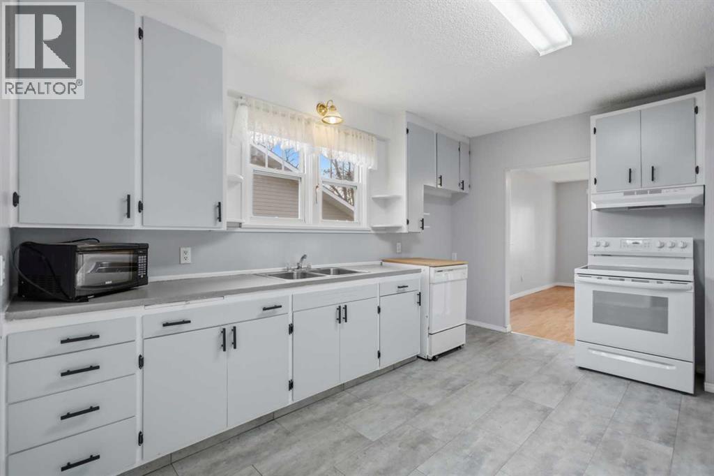 5112 47 Avenue, Ponoka, Alberta