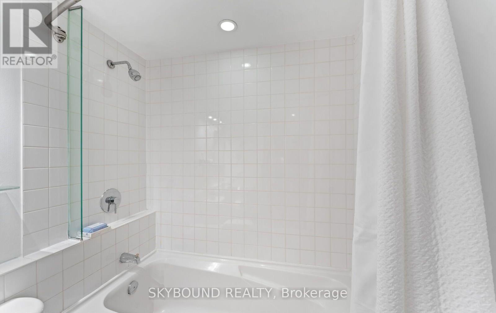 524 - 637 Lakeshore Boulevard W, Toronto (niagara), Ontario