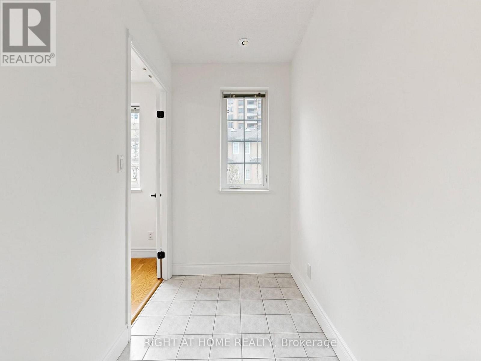 1520 - 28 Sommerset Way, Toronto (willowdale East), Ontario