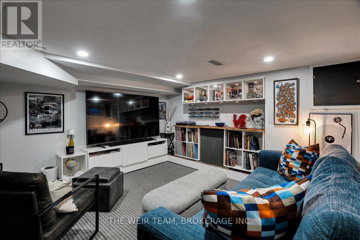 13 Amroth Avenue, Toronto (east End-danforth), Ontario