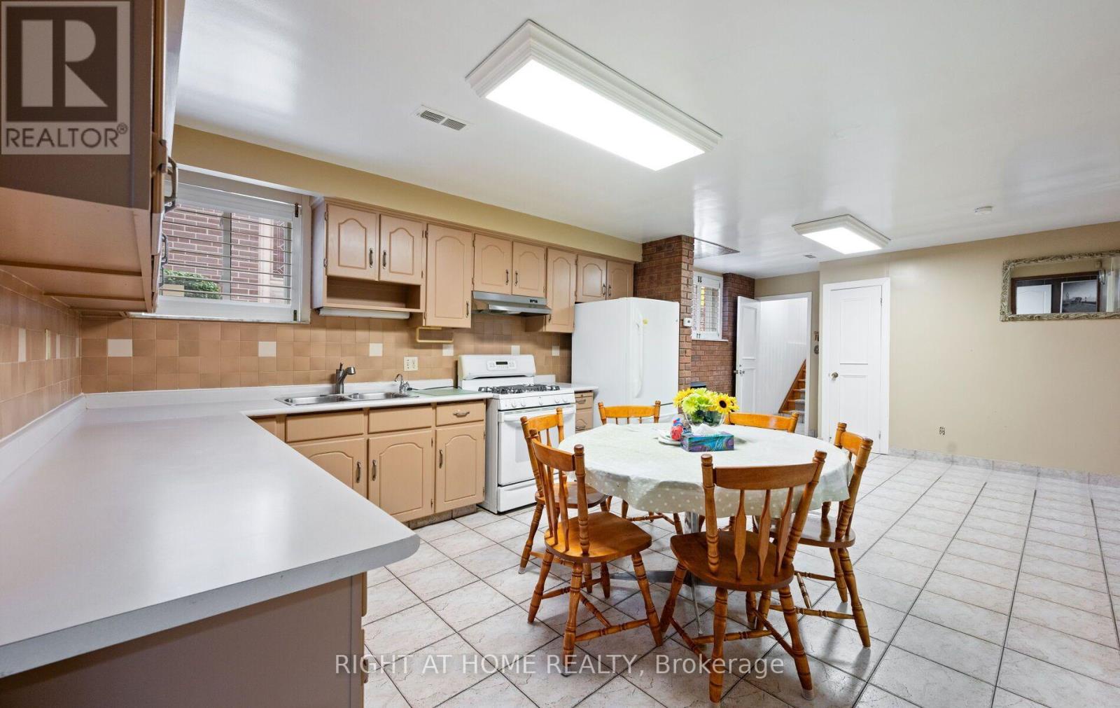 100 Gracefield Avenue, Toronto (maple Leaf), Ontario