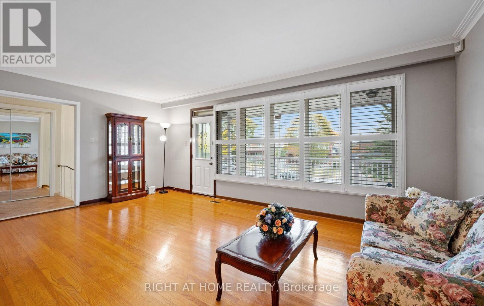 100 Gracefield Avenue, Toronto (maple Leaf), Ontario