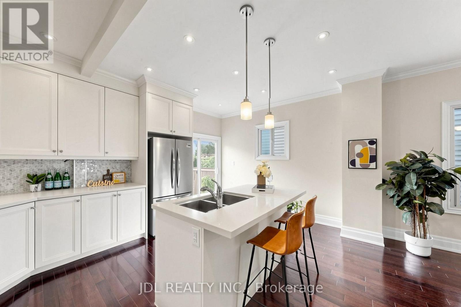 831 Pape Avenue, Toronto (danforth), Ontario