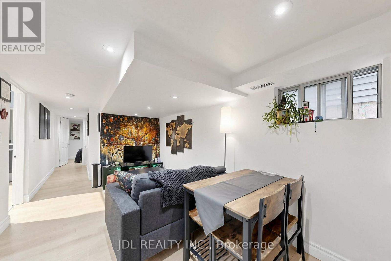 831 Pape Avenue, Toronto (danforth), Ontario