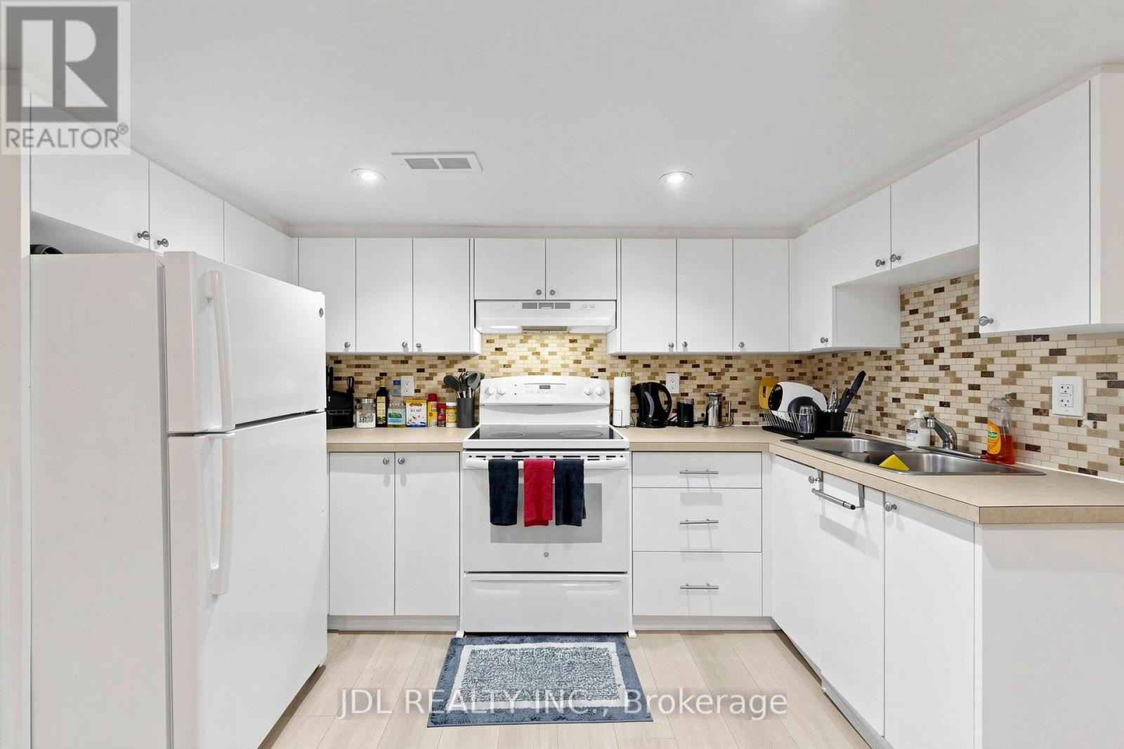 831 Pape Avenue, Toronto (danforth), Ontario