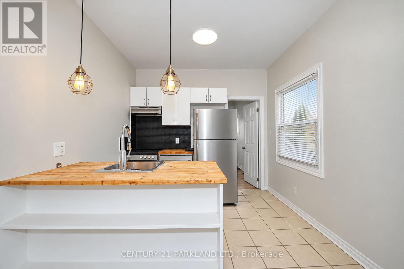 47 King Edward Avenue, Toronto (woodbine-lumsden), Ontario