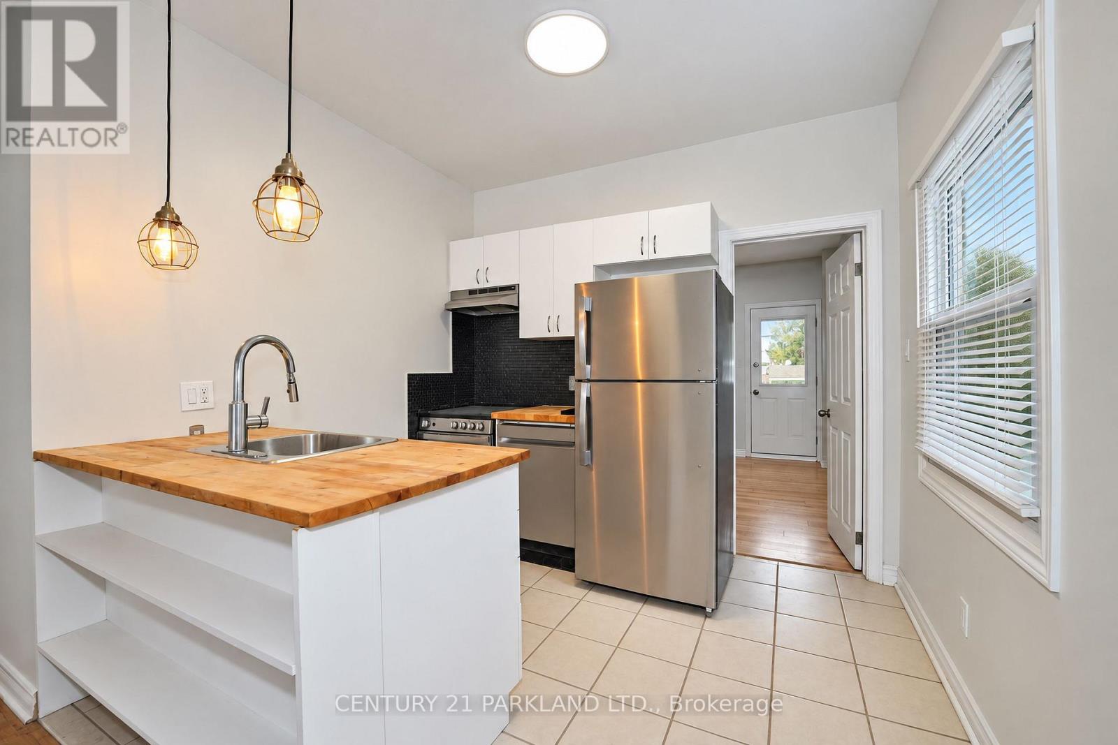 47 King Edward Avenue, Toronto (woodbine-lumsden), Ontario