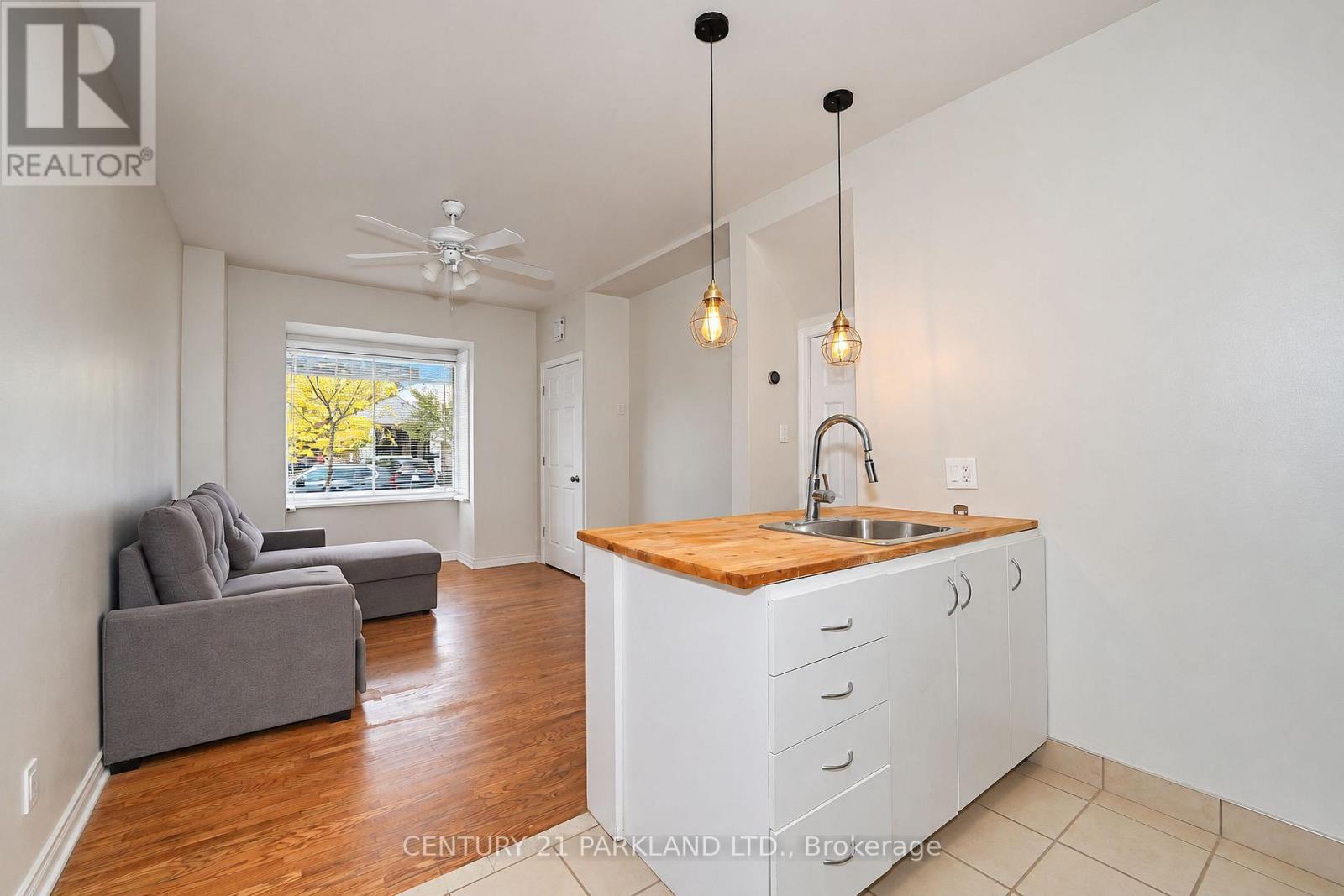 47 King Edward Avenue, Toronto (woodbine-lumsden), Ontario