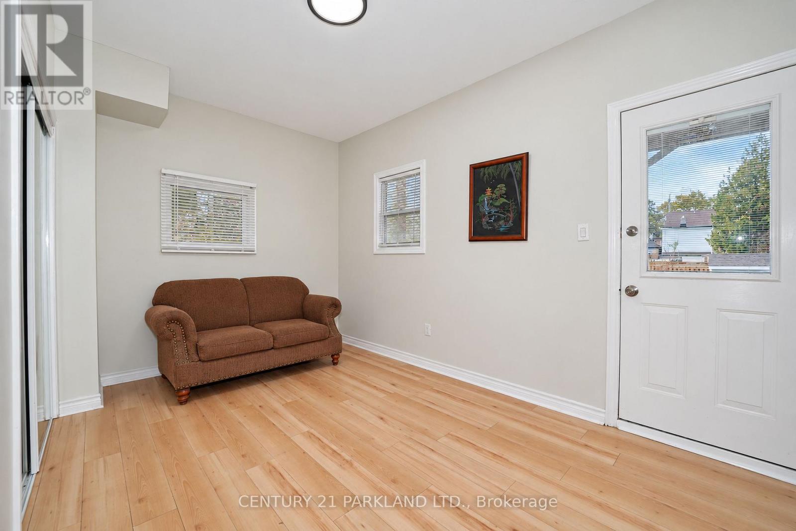 47 King Edward Avenue, Toronto (woodbine-lumsden), Ontario