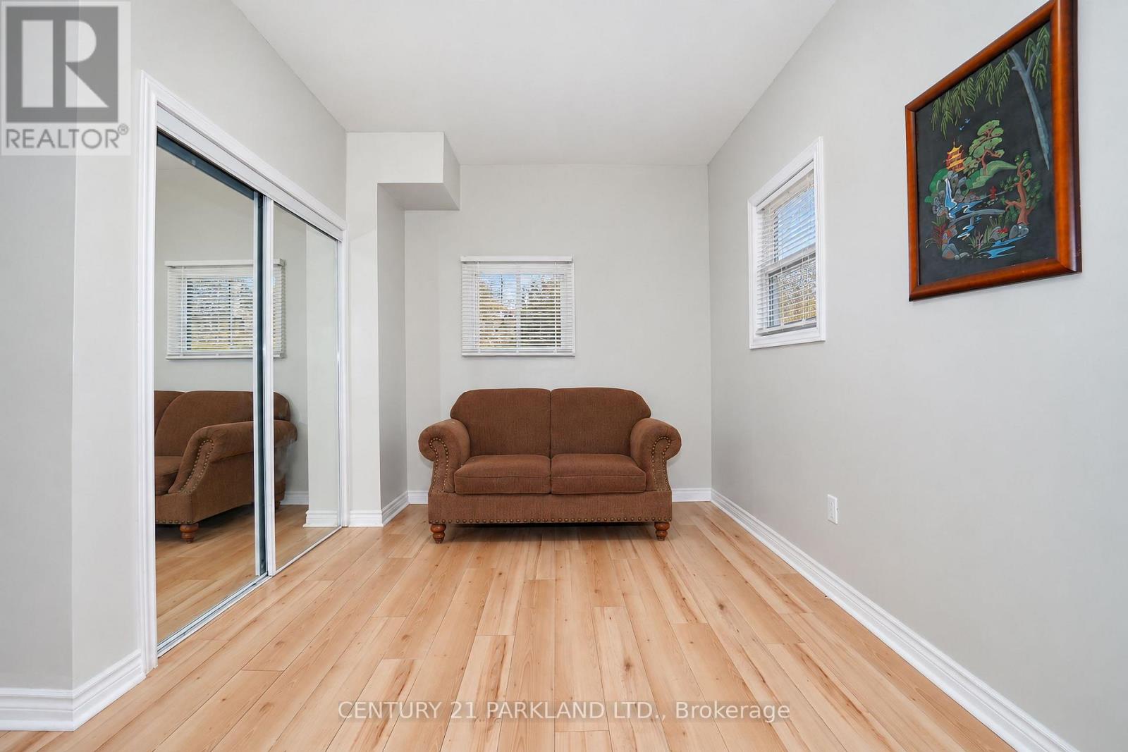 47 King Edward Avenue, Toronto (woodbine-lumsden), Ontario
