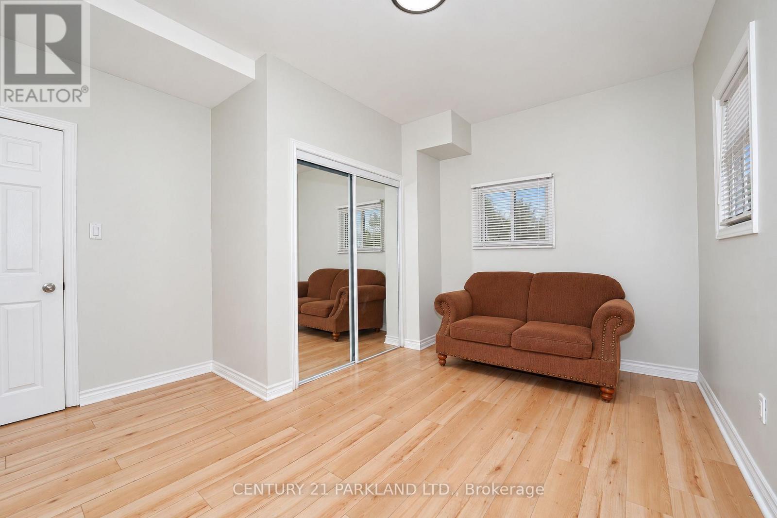 47 King Edward Avenue, Toronto (woodbine-lumsden), Ontario