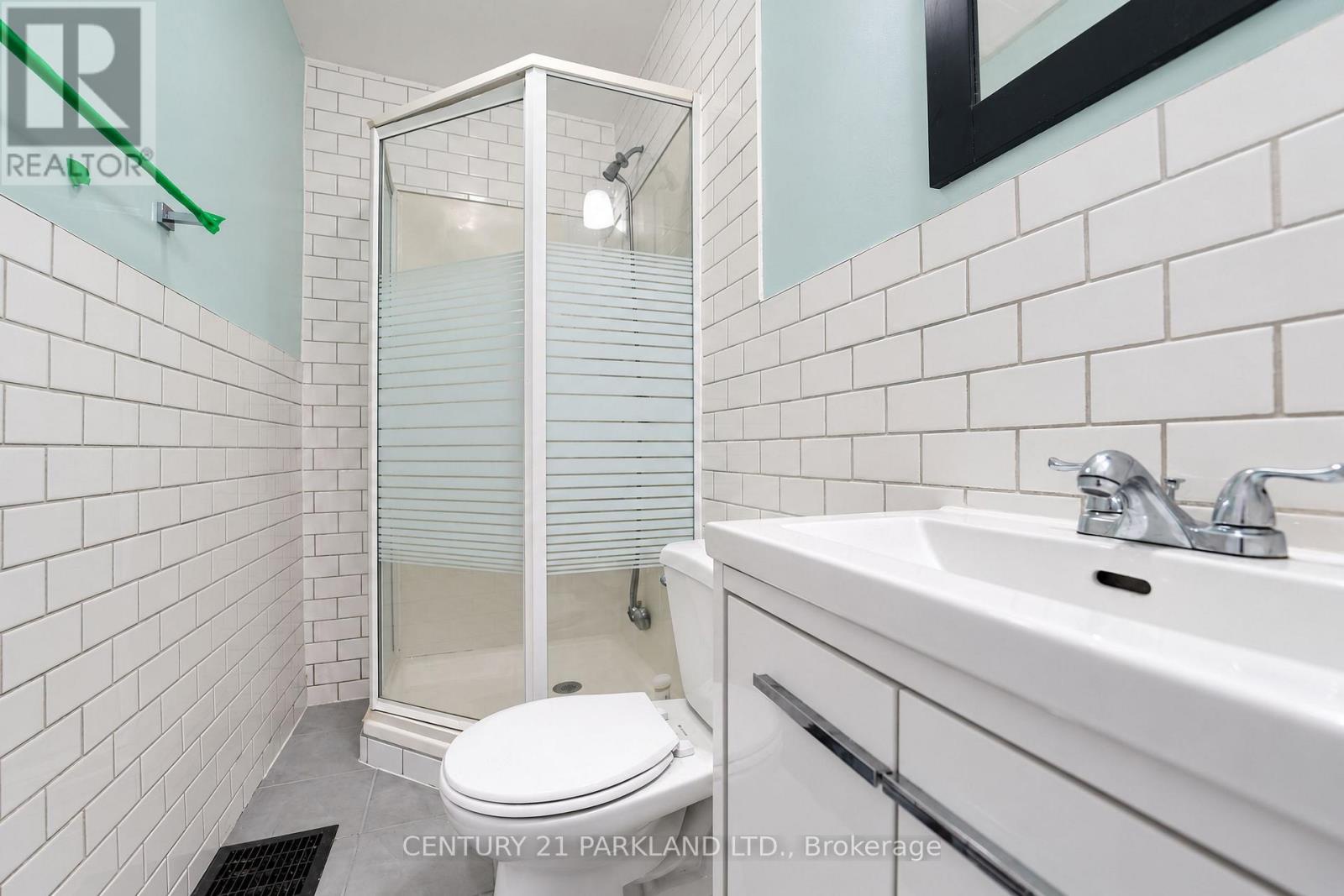 47 King Edward Avenue, Toronto (woodbine-lumsden), Ontario