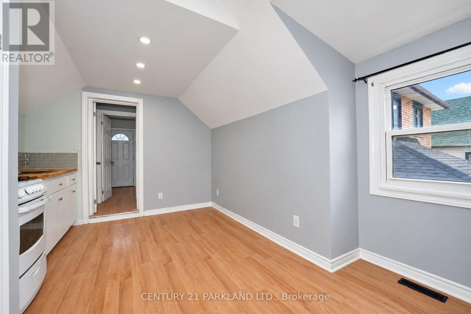 47 King Edward Avenue, Toronto (woodbine-lumsden), Ontario