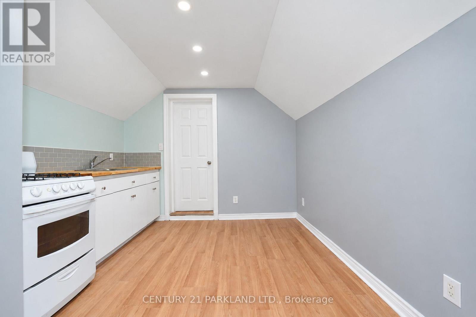 47 King Edward Avenue, Toronto (woodbine-lumsden), Ontario
