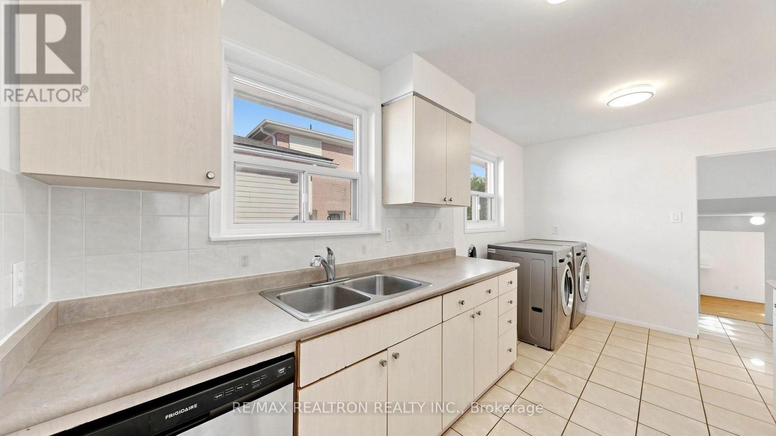 23 Lesgay Crescent, Toronto (don Valley Village), Ontario