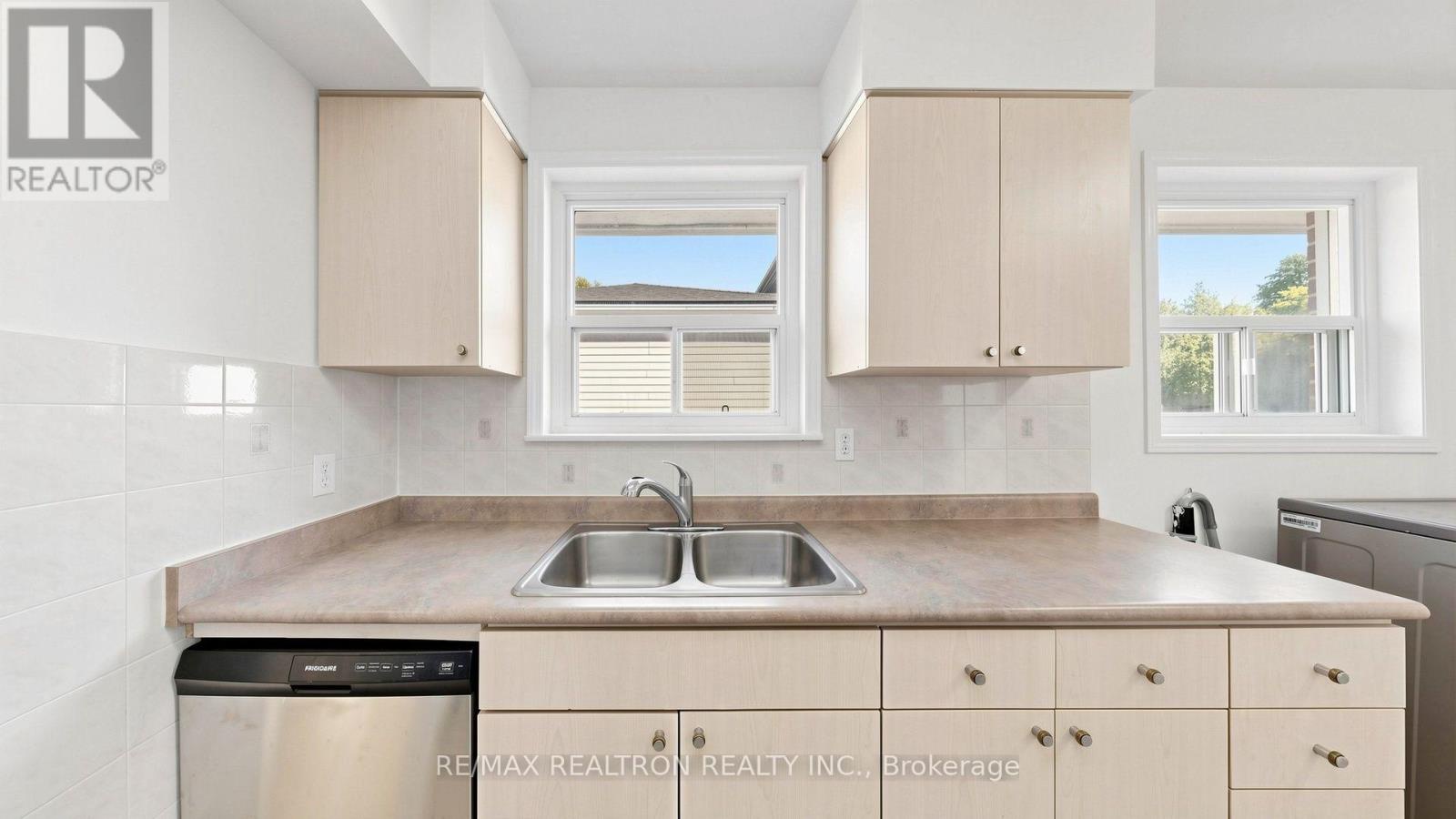 23 Lesgay Crescent, Toronto (don Valley Village), Ontario